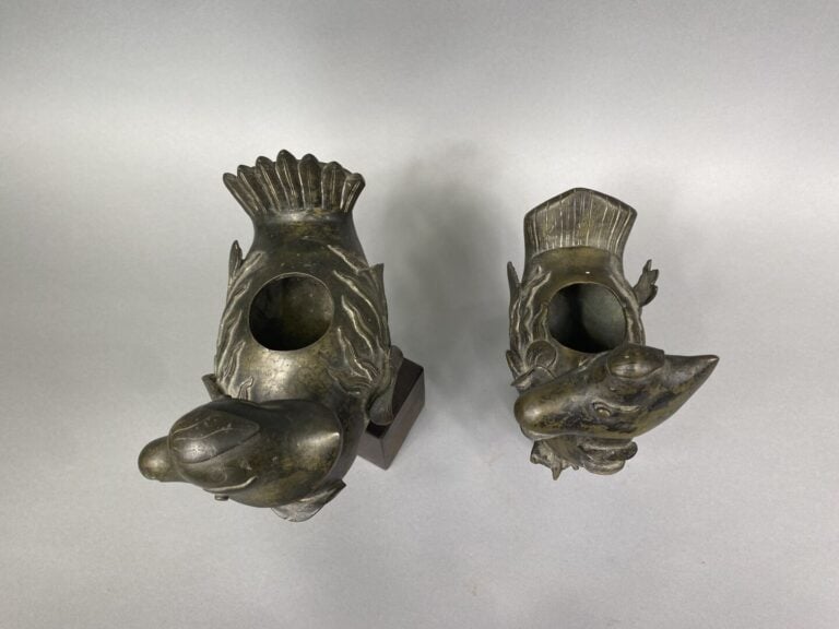 Chine - Suite de deux canards en bronze formant brûle-parfum représentés debout…