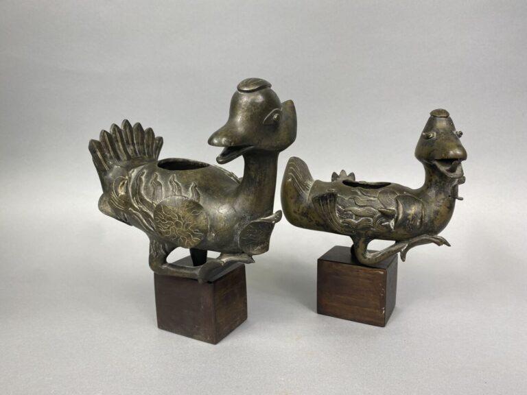 Chine - Suite de deux canards en bronze formant brûle-parfum représentés debout…