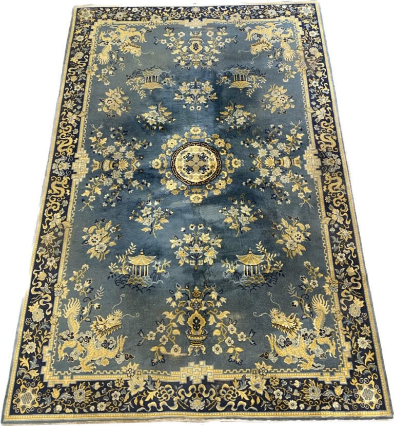 Chine - Suite de deux grands tapis représentant un décor similaire fait de pago…