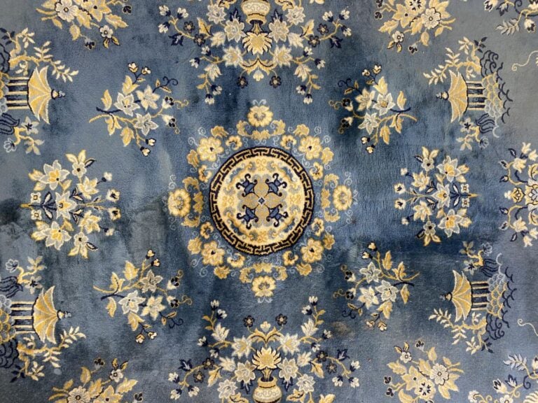 Chine - Suite de deux grands tapis représentant un décor similaire fait de pago…
