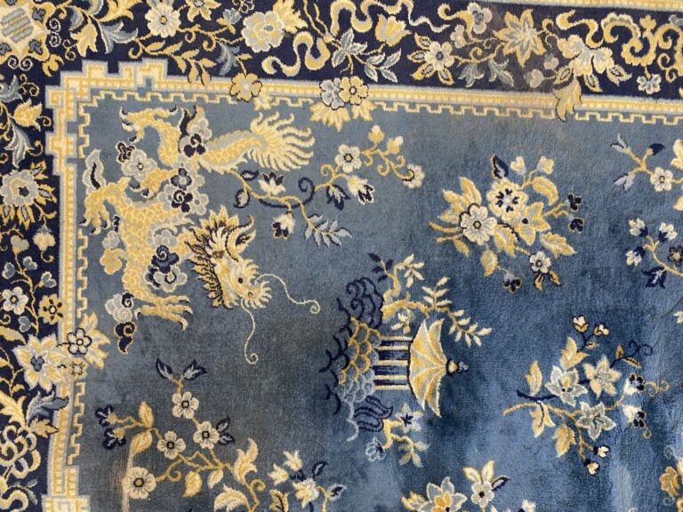 Chine - Suite de deux grands tapis représentant un décor similaire fait de pago…