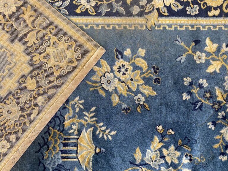 Chine - Suite de deux grands tapis représentant un décor similaire fait de pago…