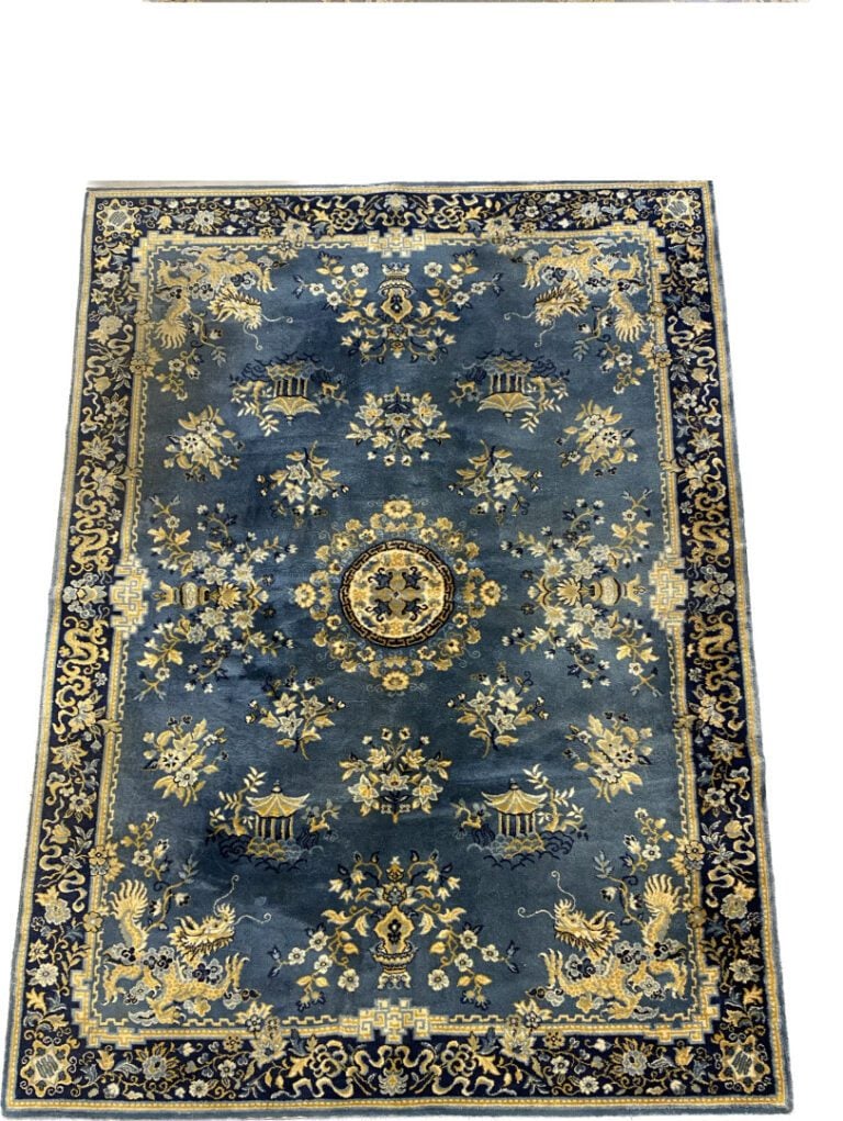 Chine - Suite de deux grands tapis représentant un décor similaire fait de pago…