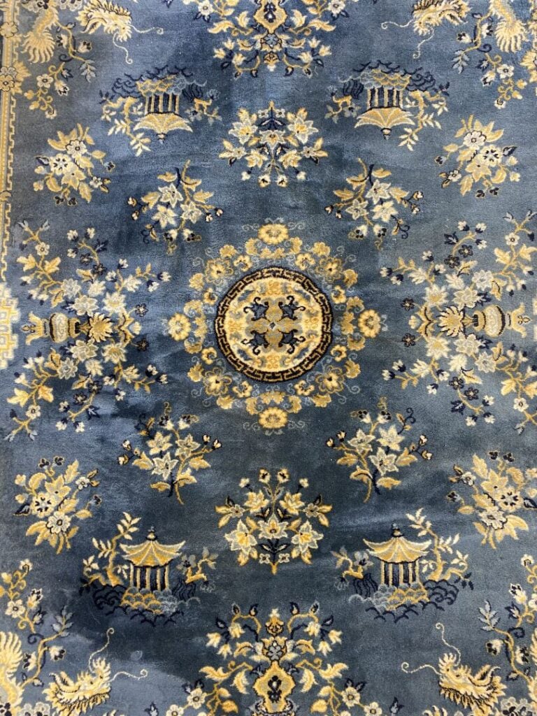 Chine - Suite de deux grands tapis représentant un décor similaire fait de pago…