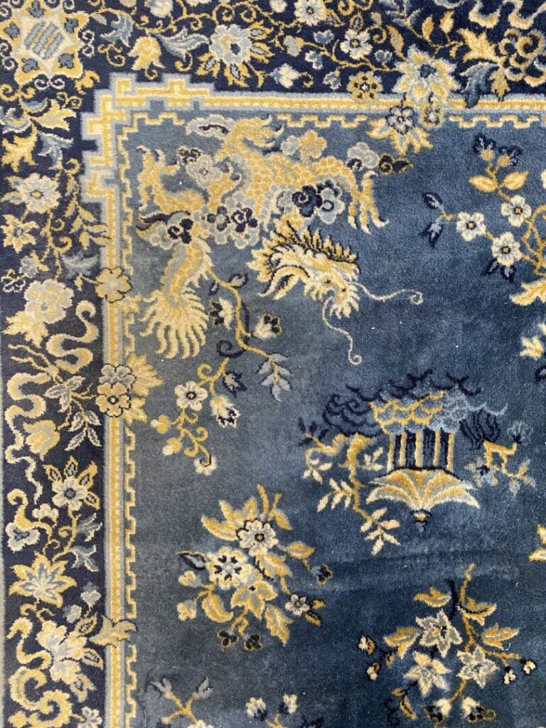 Chine - Suite de deux grands tapis représentant un décor similaire fait de pago…