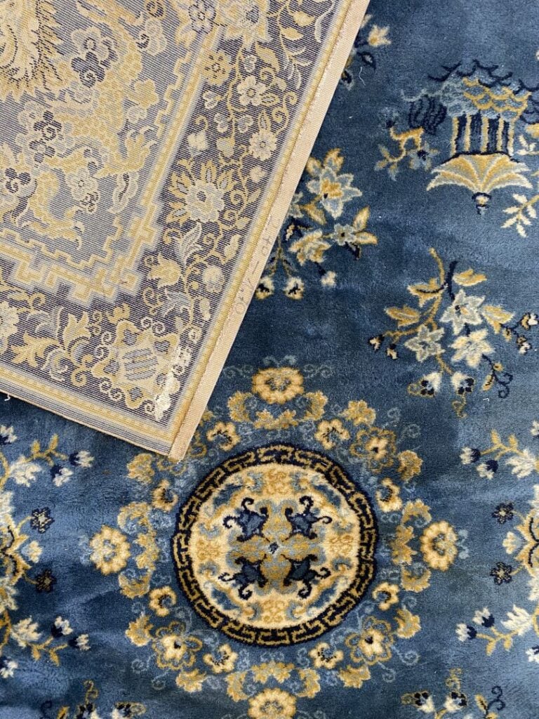 Chine - Suite de deux grands tapis représentant un décor similaire fait de pago…