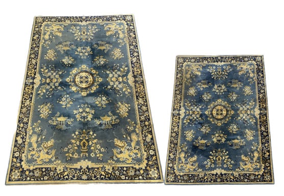 Chine - Suite de deux grands tapis représentant un décor similaire fait de pago…