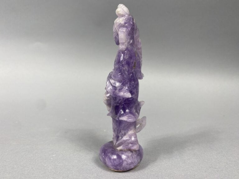 Chine - Sujet en améthyste sculptée représentant une jeune femme tenant une fle…