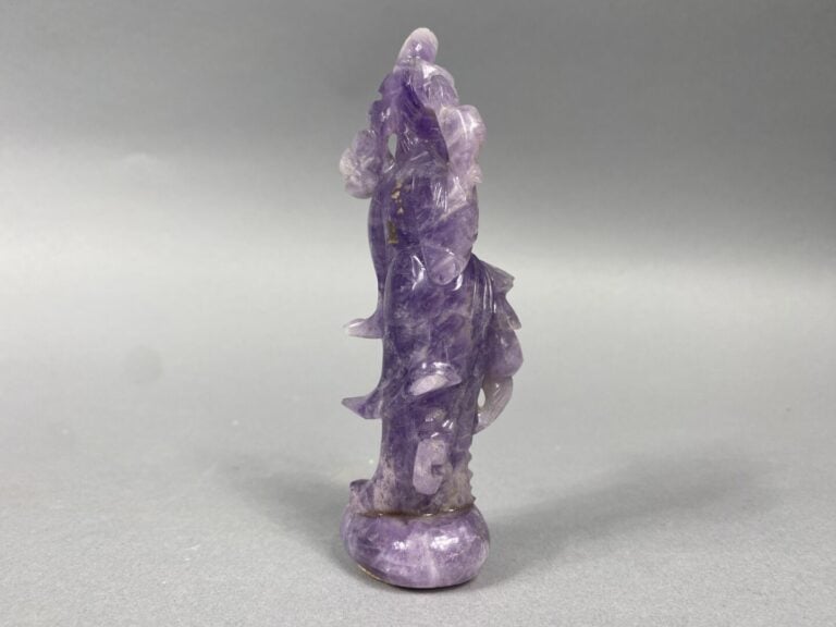 Chine - Sujet en améthyste sculptée représentant une jeune femme tenant une fle…