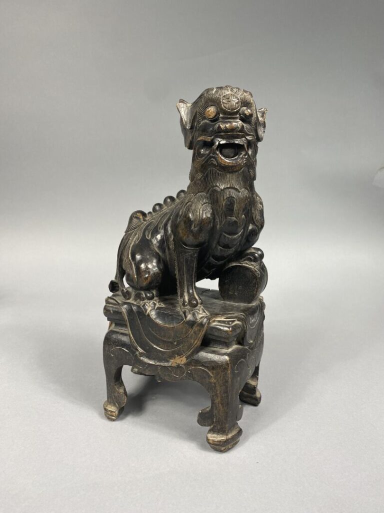 Chine - Sujet en bois sculpté représentant un chien de Fô stylisé sur socle - H…