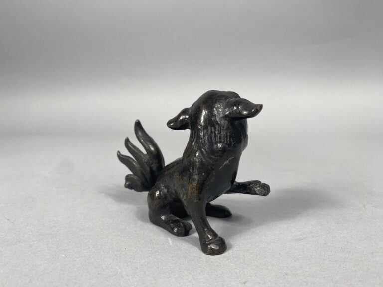 Chine - Sujet en bronze représentant un chien de Fô à patine noire. - 8 x 9.5 c…