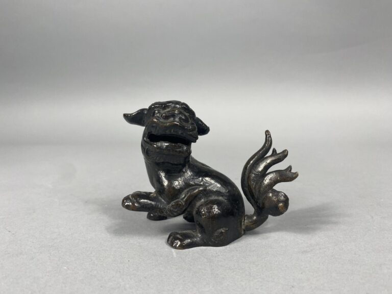 Chine - Sujet en bronze représentant un chien de Fô à patine noire. - 8 x 9.5 c…