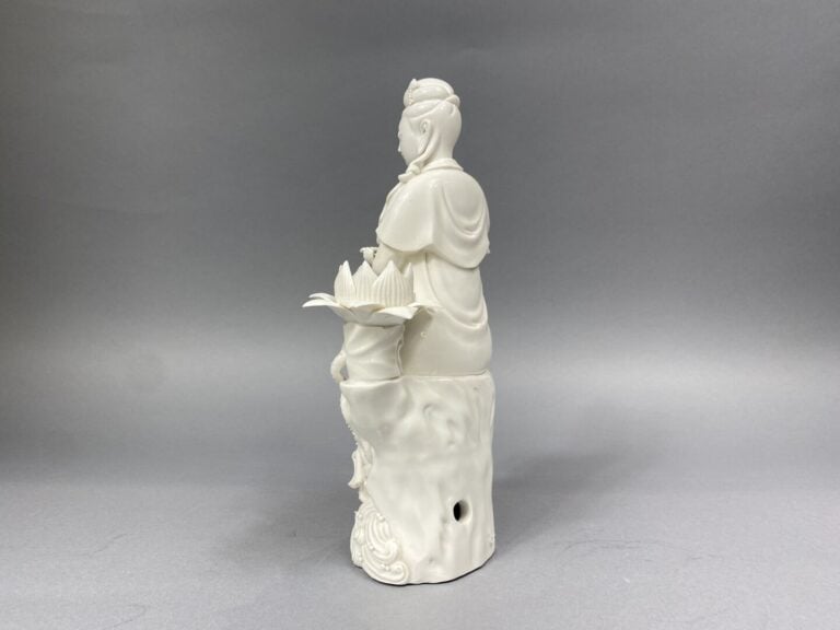 Chine - Sujet en porcelaine émaillée blanche représentant une guanyin tenant un…