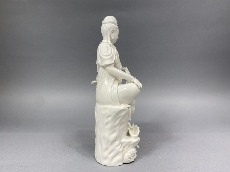 Chine - Sujet en porcelaine émaillée blanche représentant une guanyin tenant un…