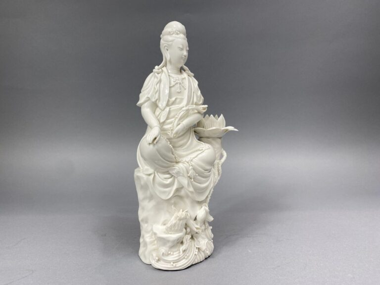 Chine - Sujet en porcelaine émaillée blanche représentant une guanyin tenant un…