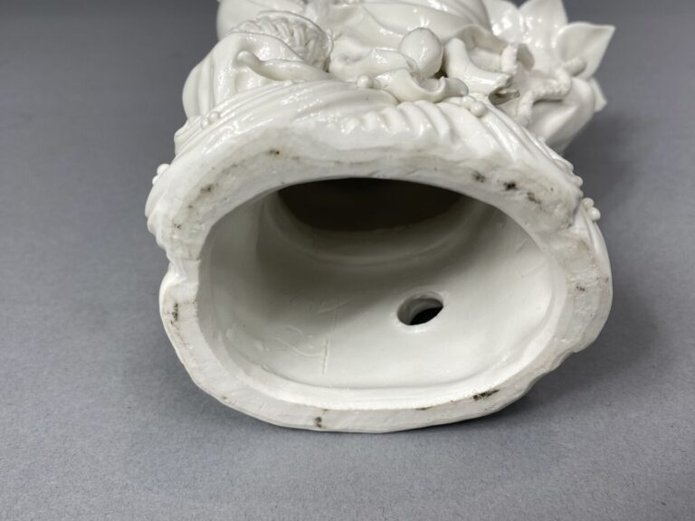 Chine - Sujet en porcelaine émaillée blanche représentant une guanyin tenant un…