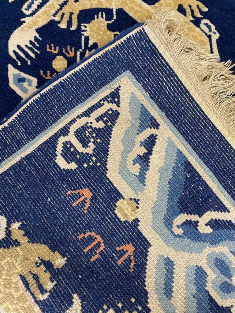 Chine - Tapis de forme rectangulaire dans les tons bleu et beige à décor de dra…