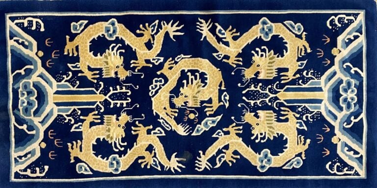 Chine - Tapis de forme rectangulaire dans les tons bleu et beige à décor de dra…