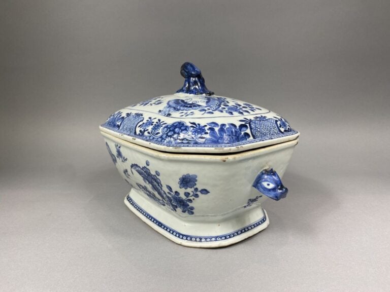 Chine - Terrine octogonale couverte en porcelaine blanc bleu à décor de papillo…