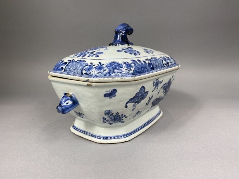 Chine - Terrine octogonale couverte en porcelaine blanc bleu à décor de papillo…