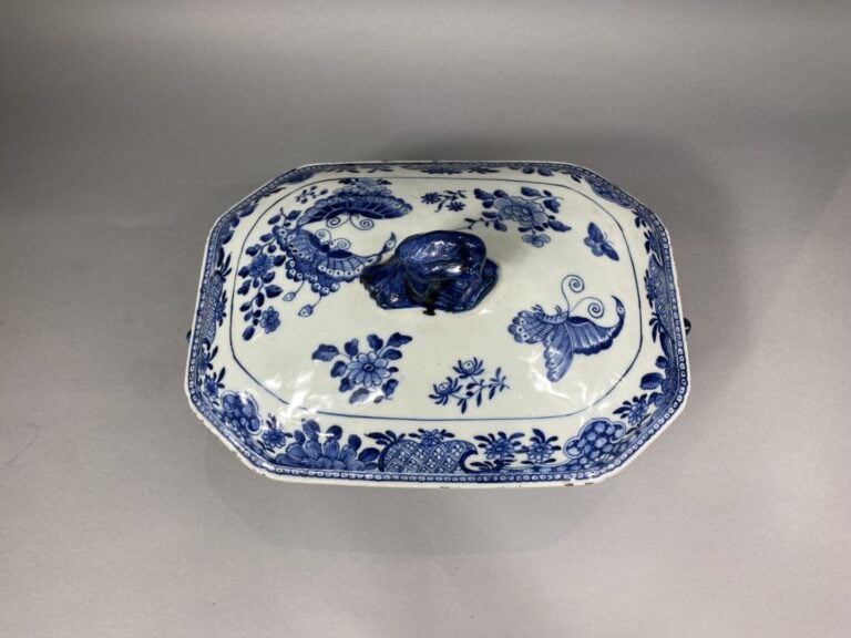 Chine - Terrine octogonale couverte en porcelaine blanc bleu à décor de papillo…