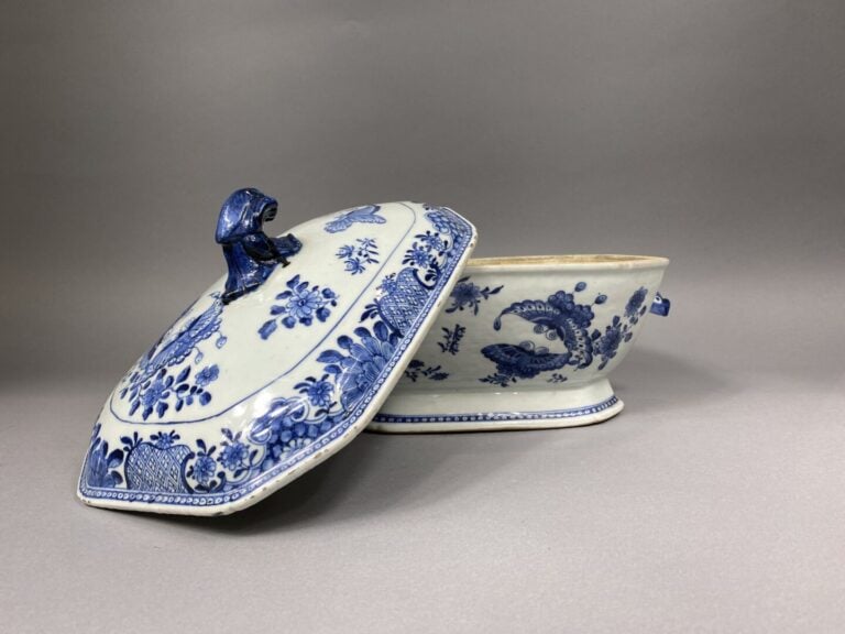 Chine - Terrine octogonale couverte en porcelaine blanc bleu à décor de papillo…