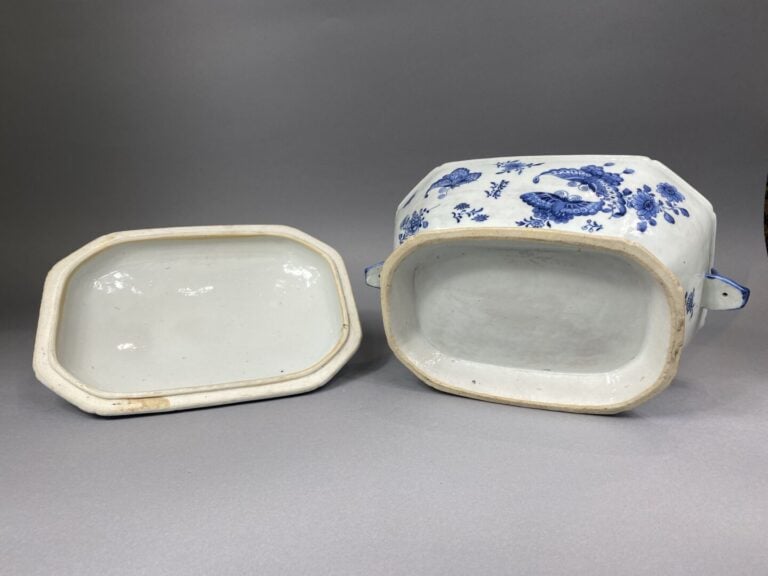 Chine - Terrine octogonale couverte en porcelaine blanc bleu à décor de papillo…