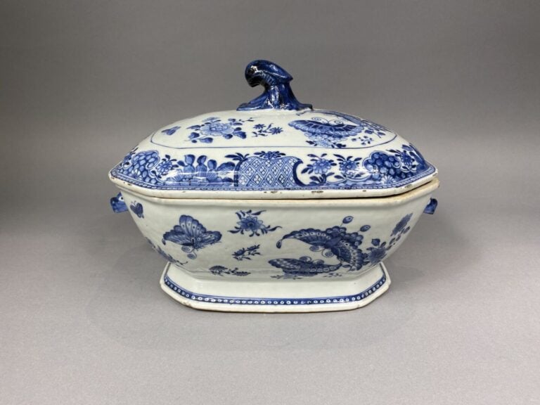 Chine - Terrine octogonale couverte en porcelaine blanc bleu à décor de papillo…