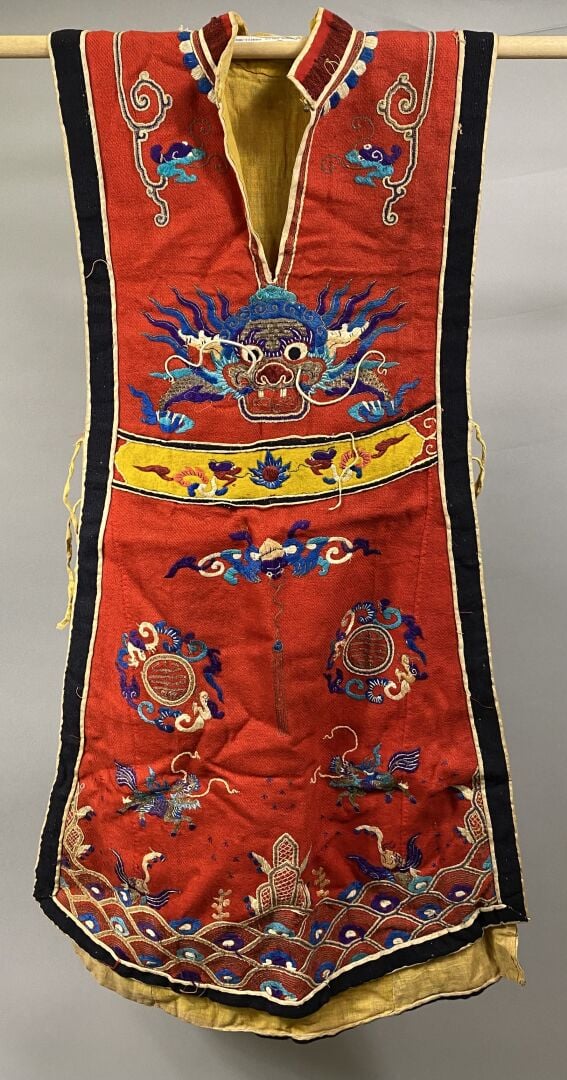 Chine - Tunique / dessus de robe en tissu et feutre polychrome ornée de chien d…