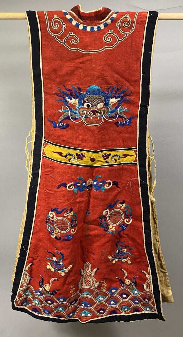 Chine - Tunique / dessus de robe en tissu et feutre polychrome ornée de chien d…
