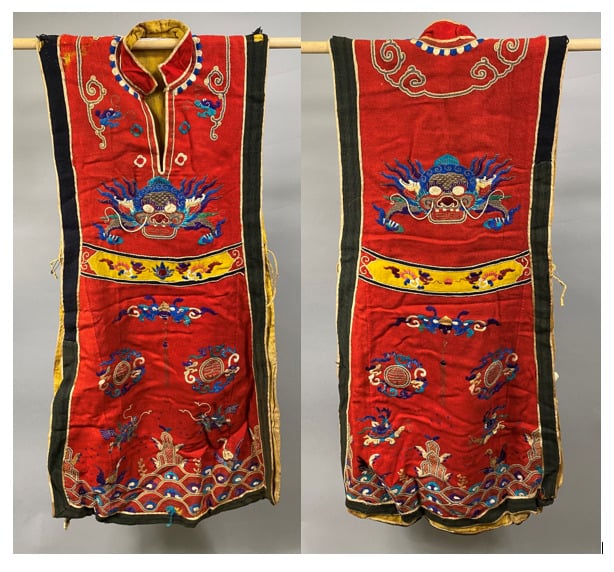 Chine - Tunique / dessus de robe en tissu et feutre polychrome ornée de chien d…