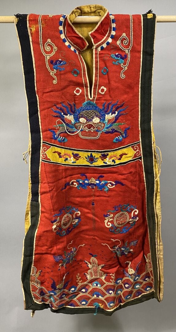 Chine - Tunique / dessus de robe en tissu et feutre polychrome ornée de chien d…