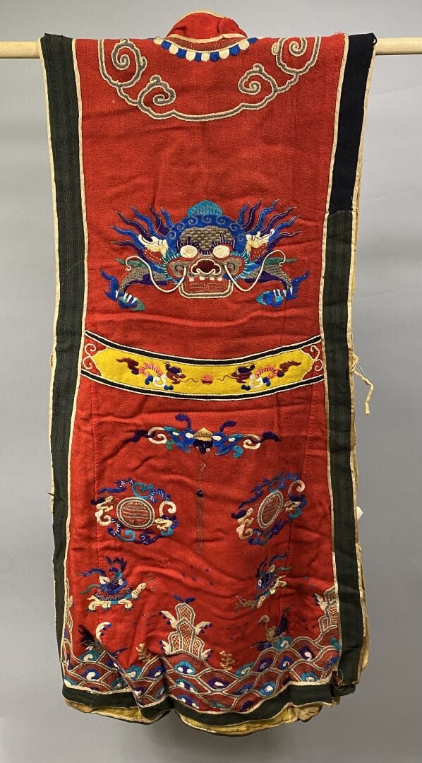Chine - Tunique / dessus de robe en tissu et feutre polychrome ornée de chien d…