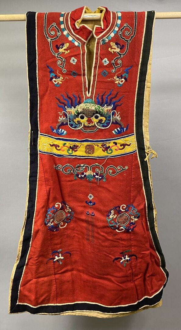 Chine - Tunique / dessus de robe en tissu et feutre polycrhome ornée de chien d…