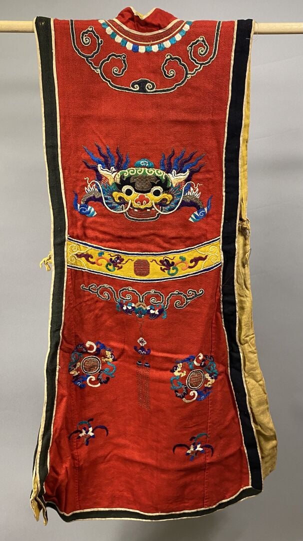 Chine - Tunique / dessus de robe en tissu et feutre polycrhome ornée de chien d…