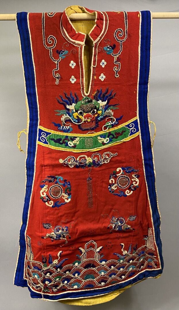 Chine - Tunique / dessus de robe en tissu et feutre polycrhome ornée de chien d…