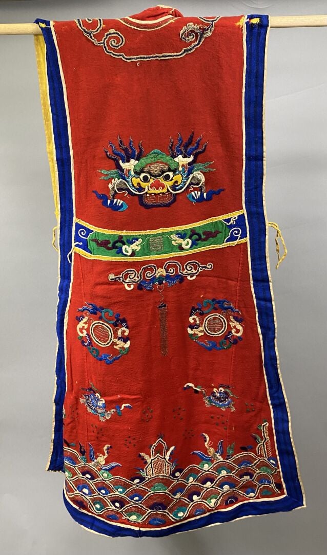 Chine - Tunique / dessus de robe en tissu et feutre polycrhome ornée de chien d…