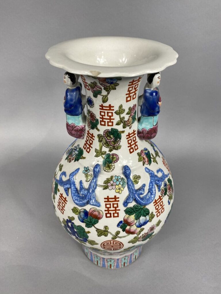 Chine - Vase balustre à décor de motifs floraux, caractères et fruits, l'épaule…