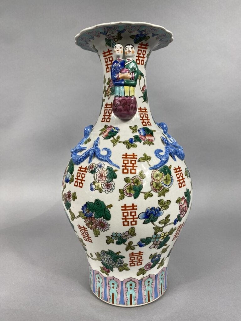 Chine - Vase balustre à décor de motifs floraux, caractères et fruits, l'épaule…
