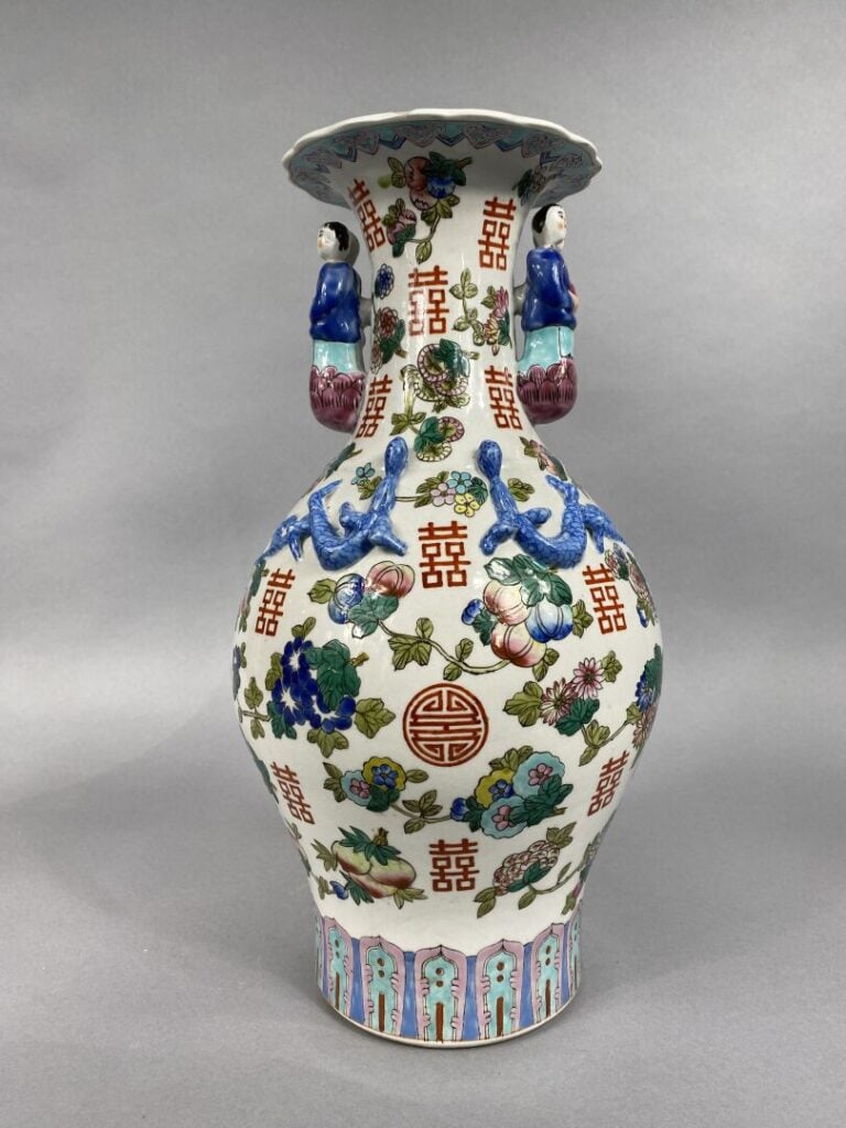 Chine - Vase balustre à décor de motifs floraux, caractères et fruits, l'épaule…