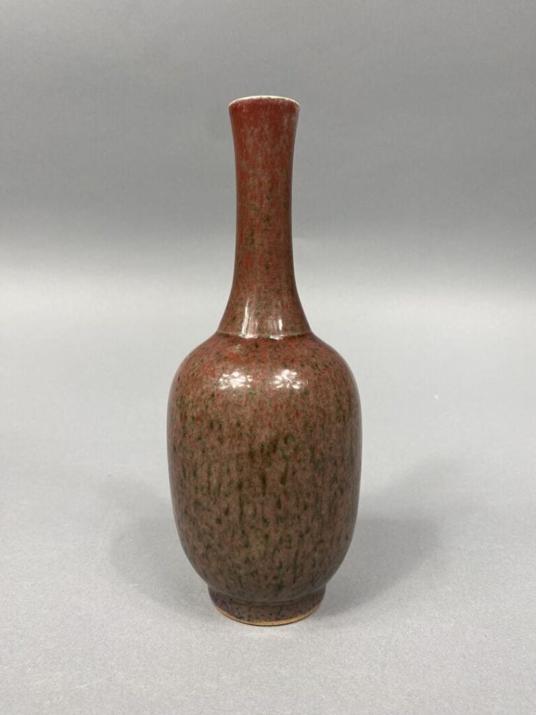 Chine - Vase balustre à long col étroit en porcelaine émaillée à glaçure mouche…