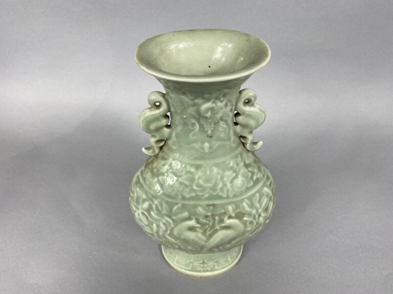 Chine - Vase balustre à panse légèrement aplatie en porcelaine céladon à décor…