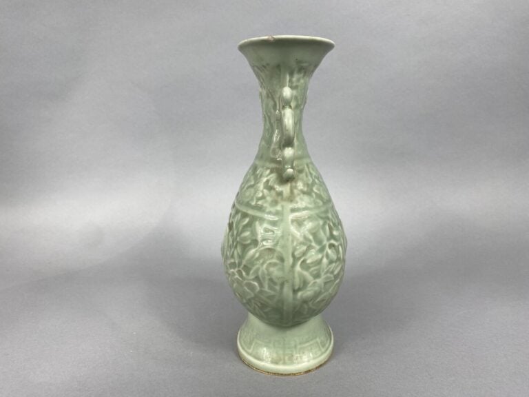 Chine - Vase balustre à panse légèrement aplatie en porcelaine céladon à décor…