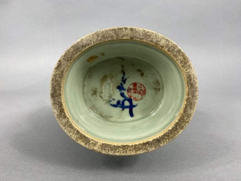 Chine - Vase balustre à panse légèrement aplatie en porcelaine céladon à décor…
