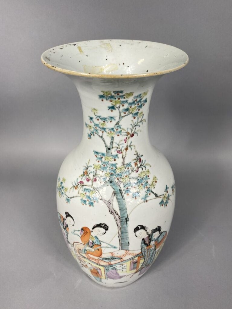 Chine - Vase balustre en céramique émaillée à décor de jeunes femmes et enfants…