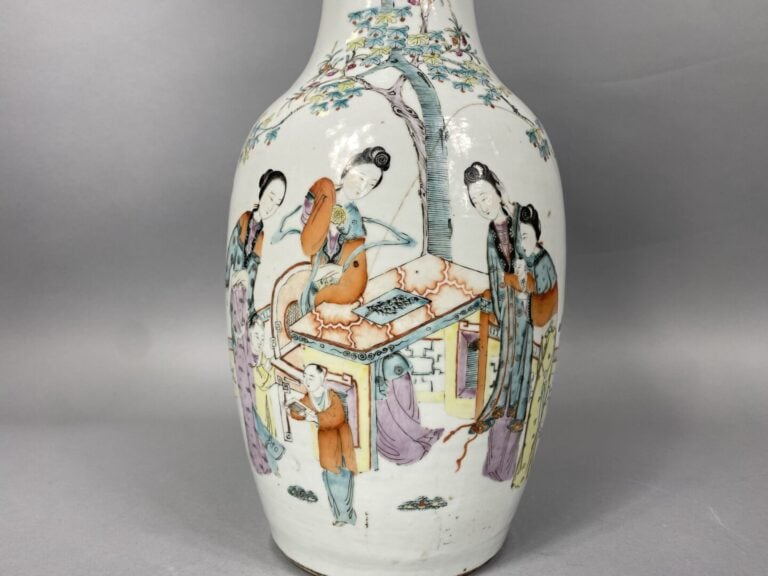 Chine - Vase balustre en céramique émaillée à décor de jeunes femmes et enfants…
