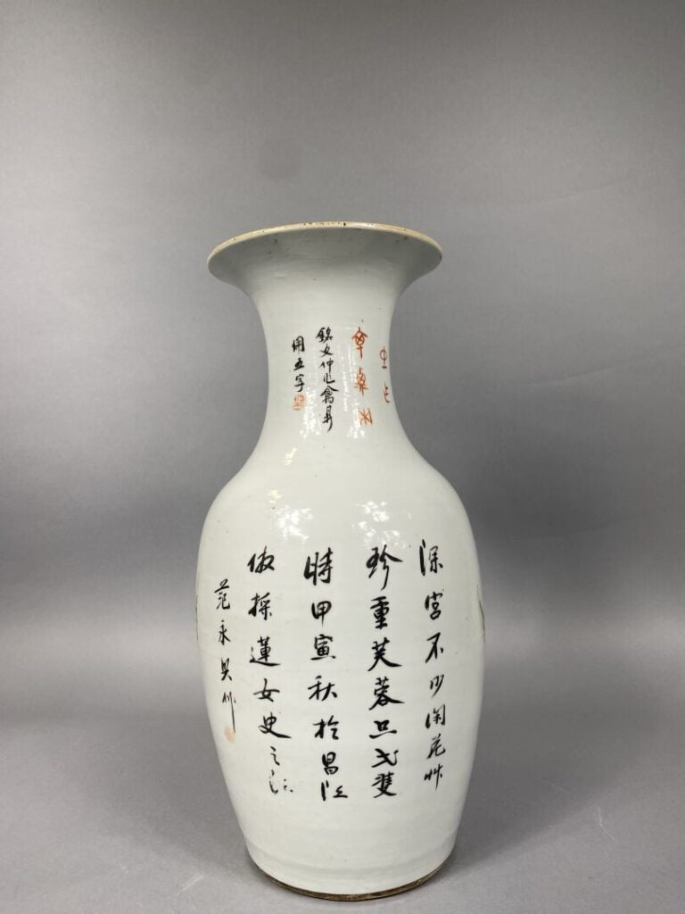 Chine - Vase balustre en céramique émaillée à décor de jeunes femmes et enfants…