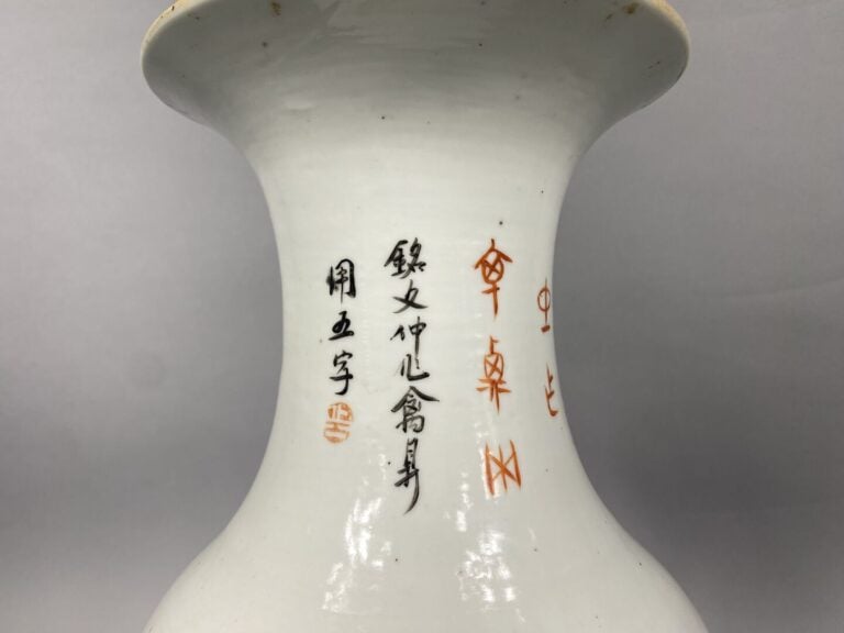 Chine - Vase balustre en céramique émaillée à décor de jeunes femmes et enfants…