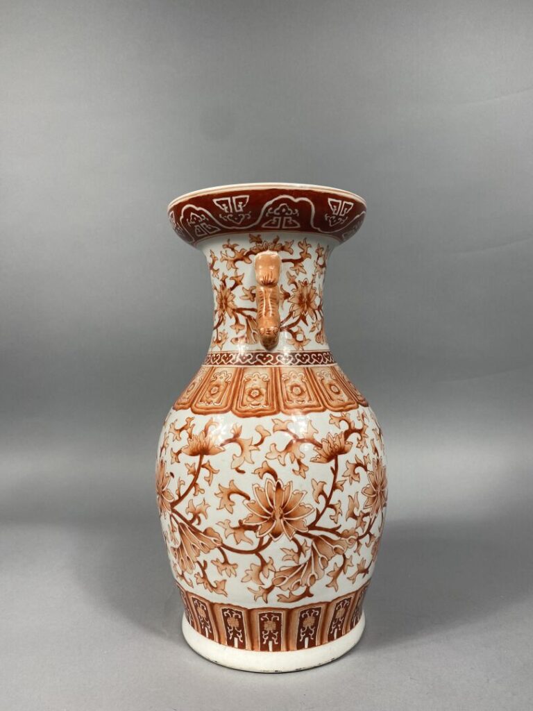 Chine - Vase balustre en céramique émaillée à décor rouge de fer représentant d…