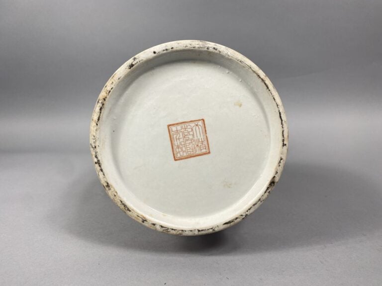 Chine - Vase balustre en céramique émaillée à décor rouge de fer représentant d…